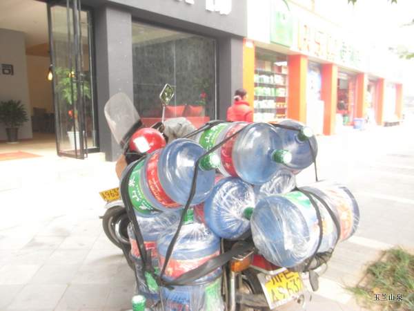 送水工人送到用水门市